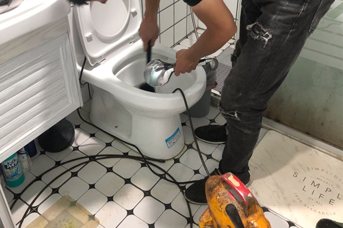 广州马桶堵塞自己疏通还是找师傅?专业上门服务让你省时更省心